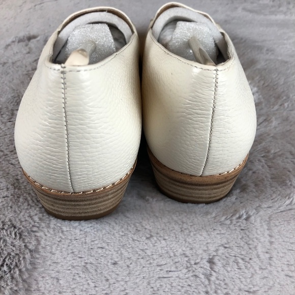 100% Leather Bettye Muller Chet Pointed Toe Loafer - Picture 7 of 11